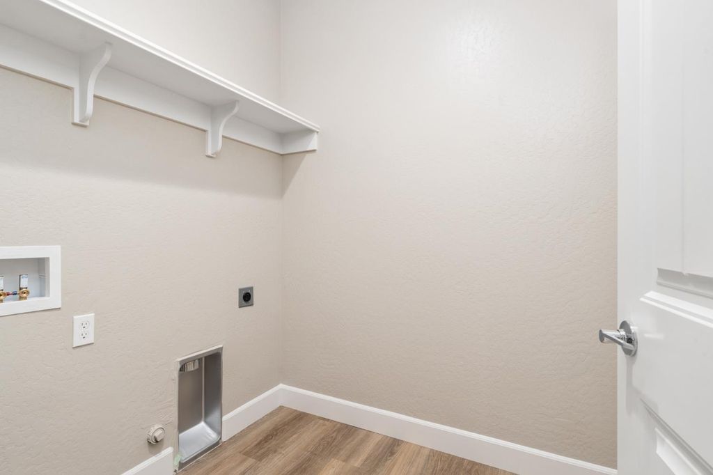 Image 12 of property listing at 958 Ponderosa Way W, Madera, CA 93636