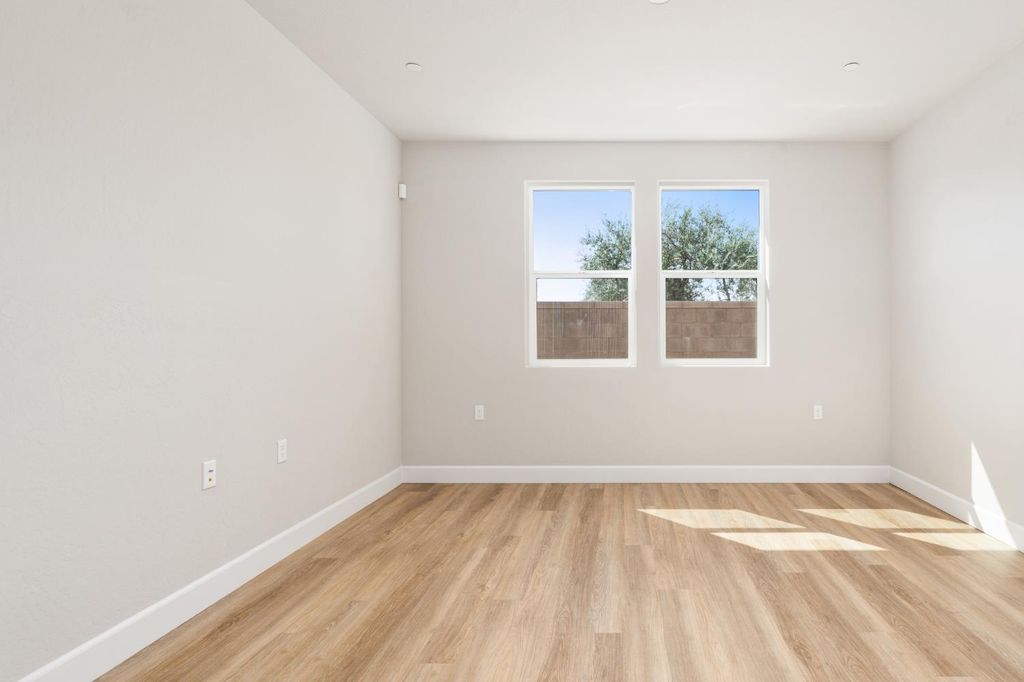 Image 14 of property listing at 958 Ponderosa Way W, Madera, CA 93636