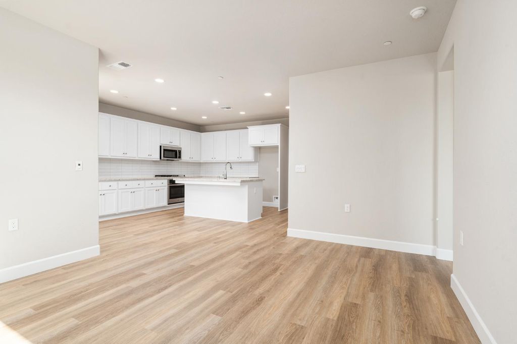 Image 16 of property listing at 958 Ponderosa Way W, Madera, CA 93636