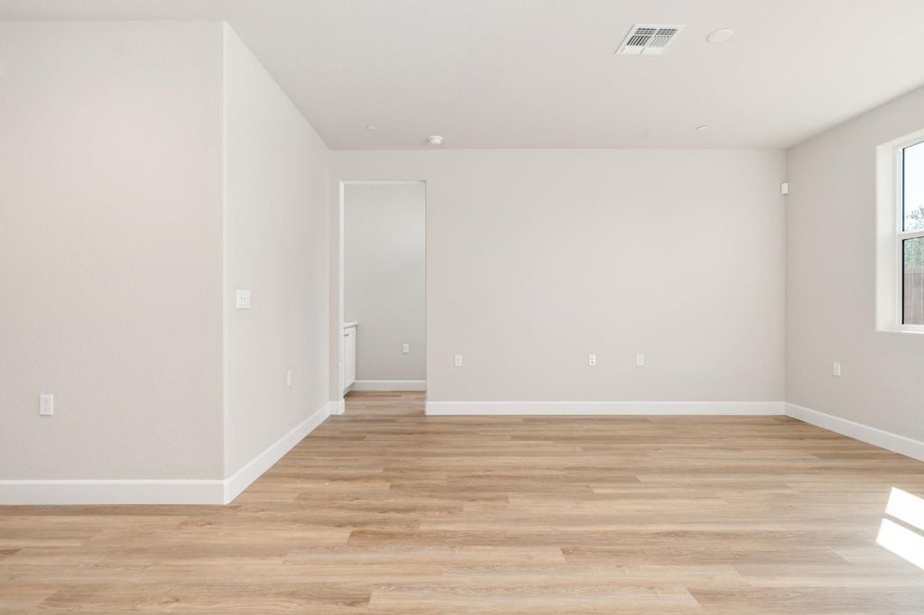 Image 18 of property listing at 958 Ponderosa Way W, Madera, CA 93636