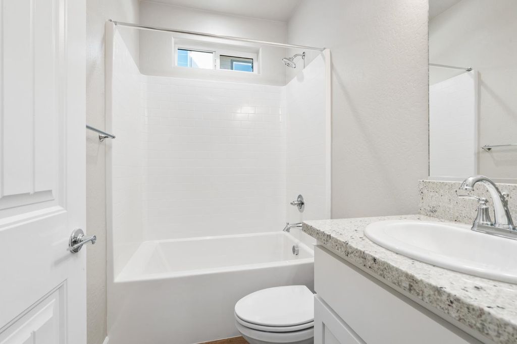 Image 19 of property listing at 958 Ponderosa Way W, Madera, CA 93636