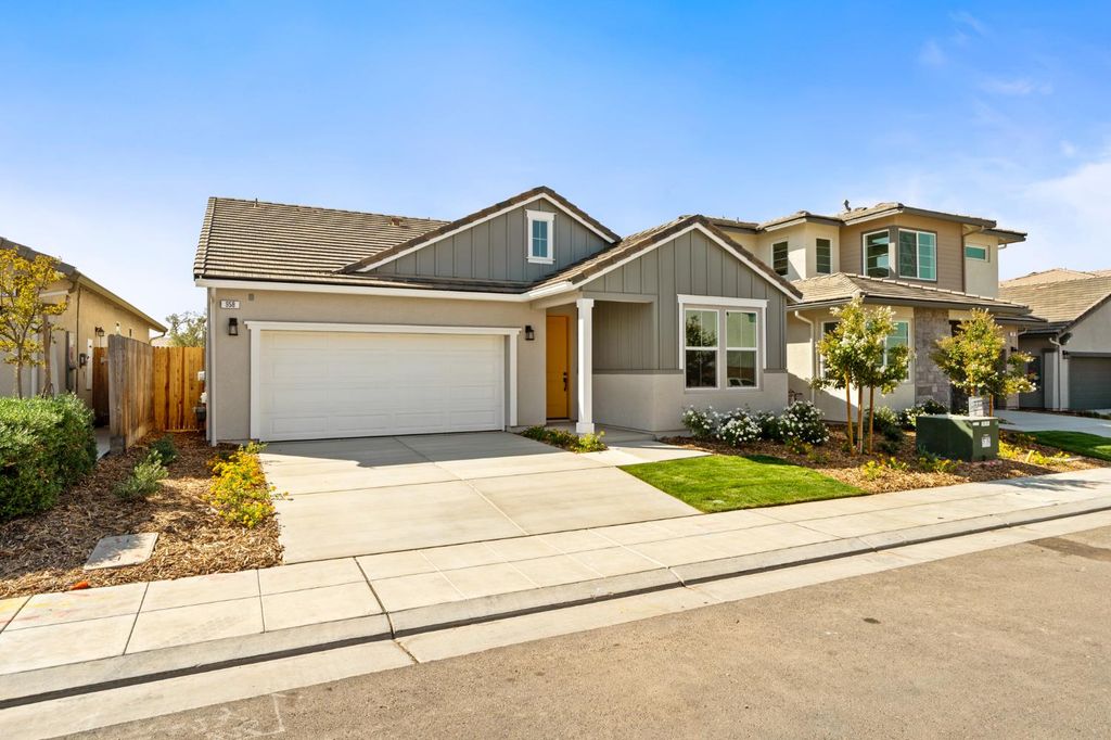 Image 2 of property listing at 958 Ponderosa Way W, Madera, CA 93636
