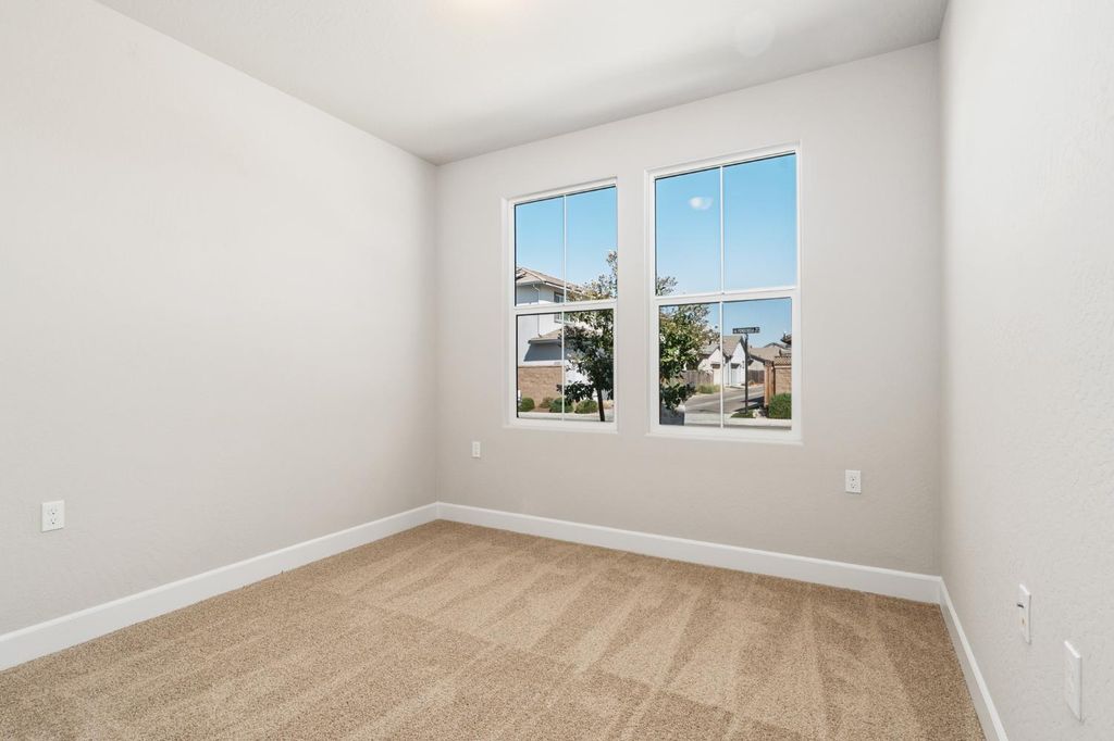 Image 23 of property listing at 958 Ponderosa Way W, Madera, CA 93636