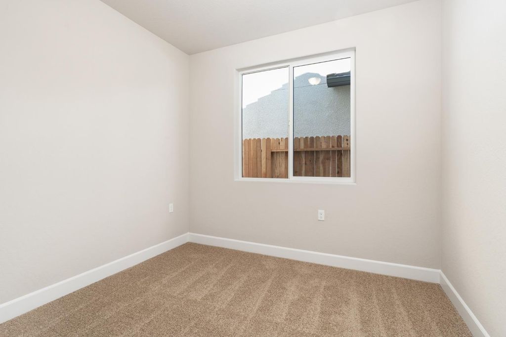Image 24 of property listing at 958 Ponderosa Way W, Madera, CA 93636