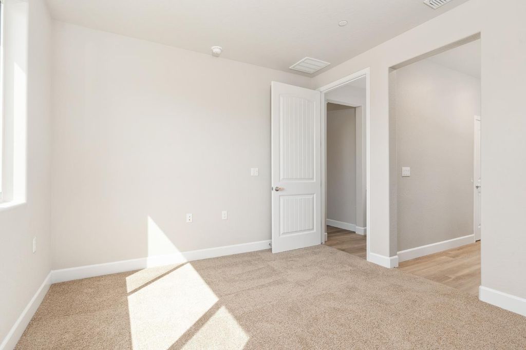 Image 26 of property listing at 958 Ponderosa Way W, Madera, CA 93636