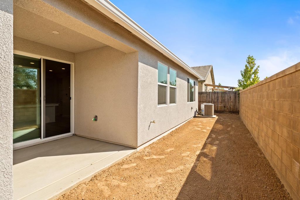 Image 28 of property listing at 958 Ponderosa Way W, Madera, CA 93636