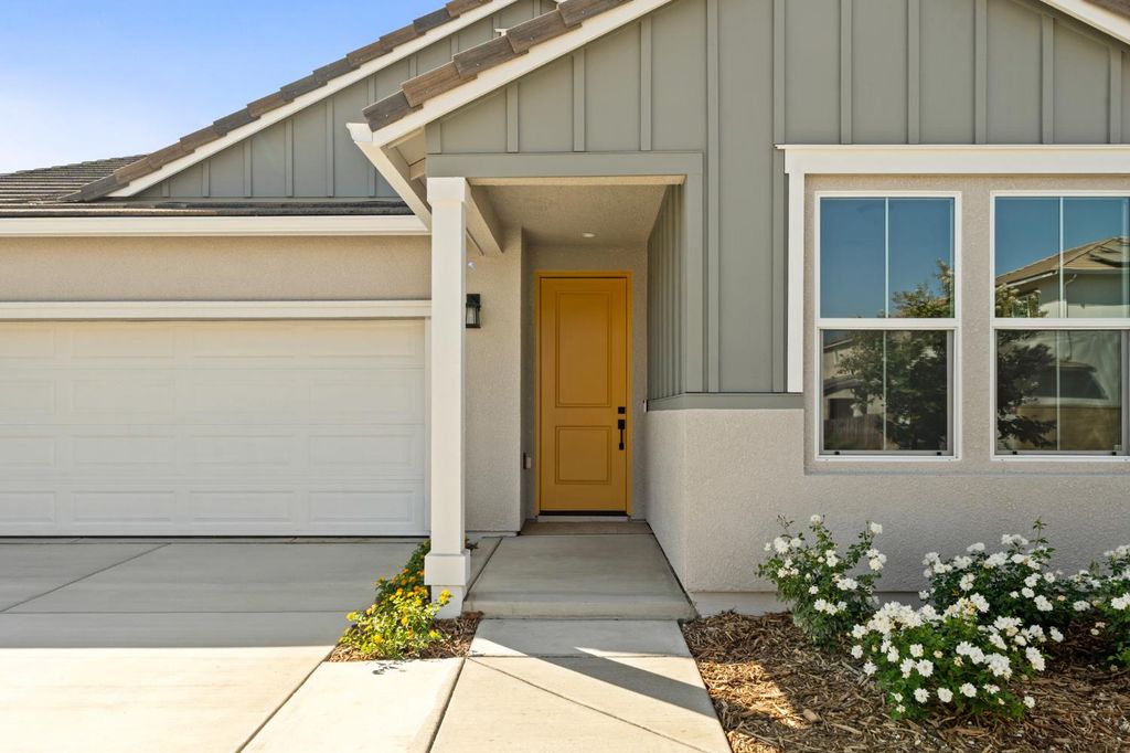 Image 3 of property listing at 958 Ponderosa Way W, Madera, CA 93636