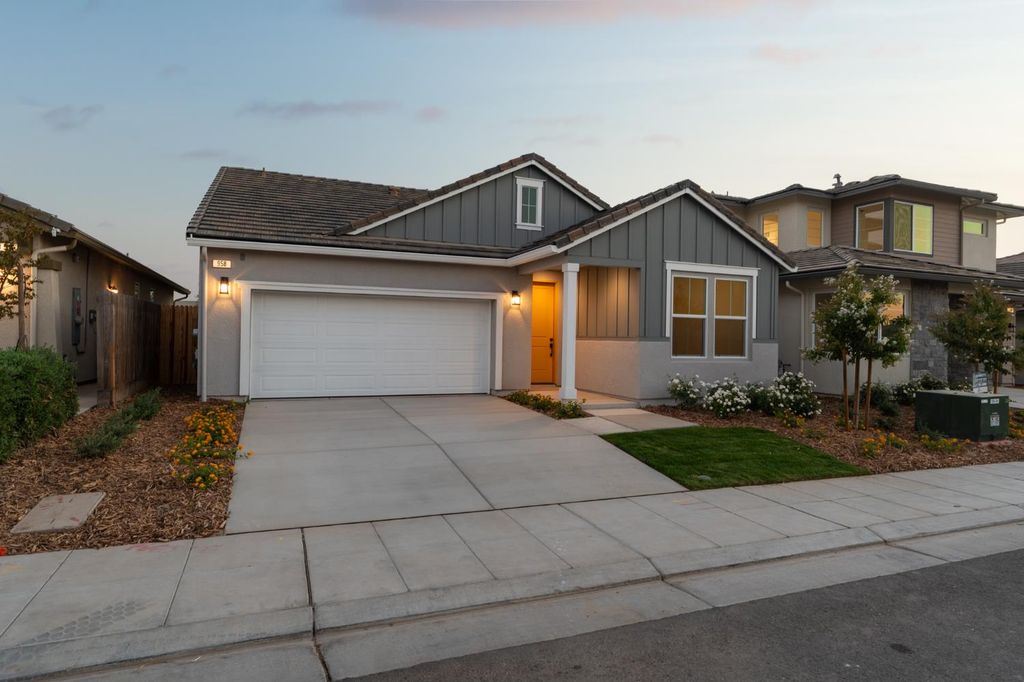 Image 4 of property listing at 958 Ponderosa Way W, Madera, CA 93636