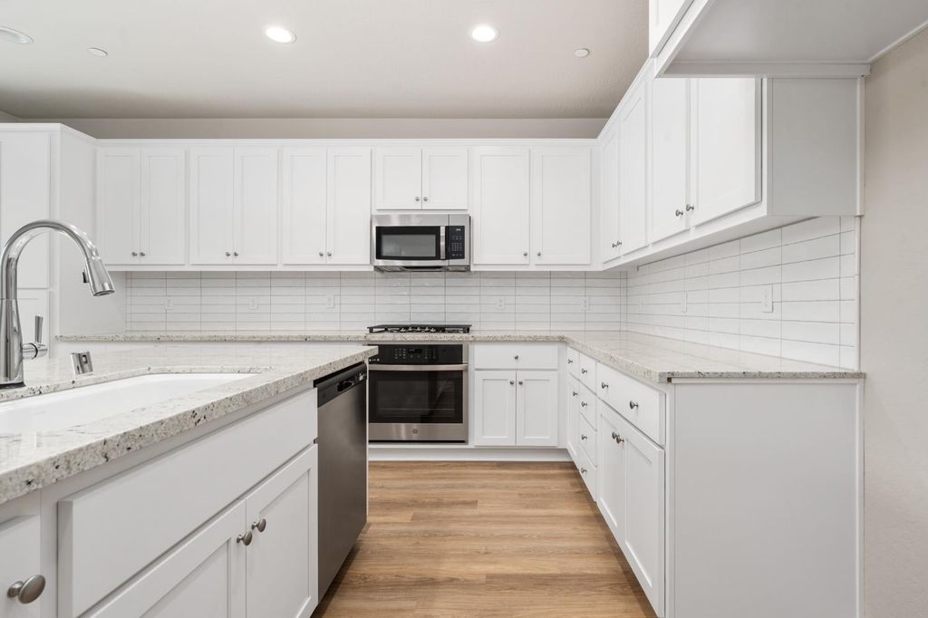 Image 5 of property listing at 958 Ponderosa Way W, Madera, CA 93636