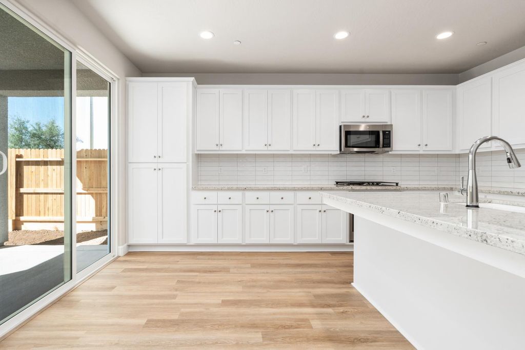 Image 6 of property listing at 958 Ponderosa Way W, Madera, CA 93636