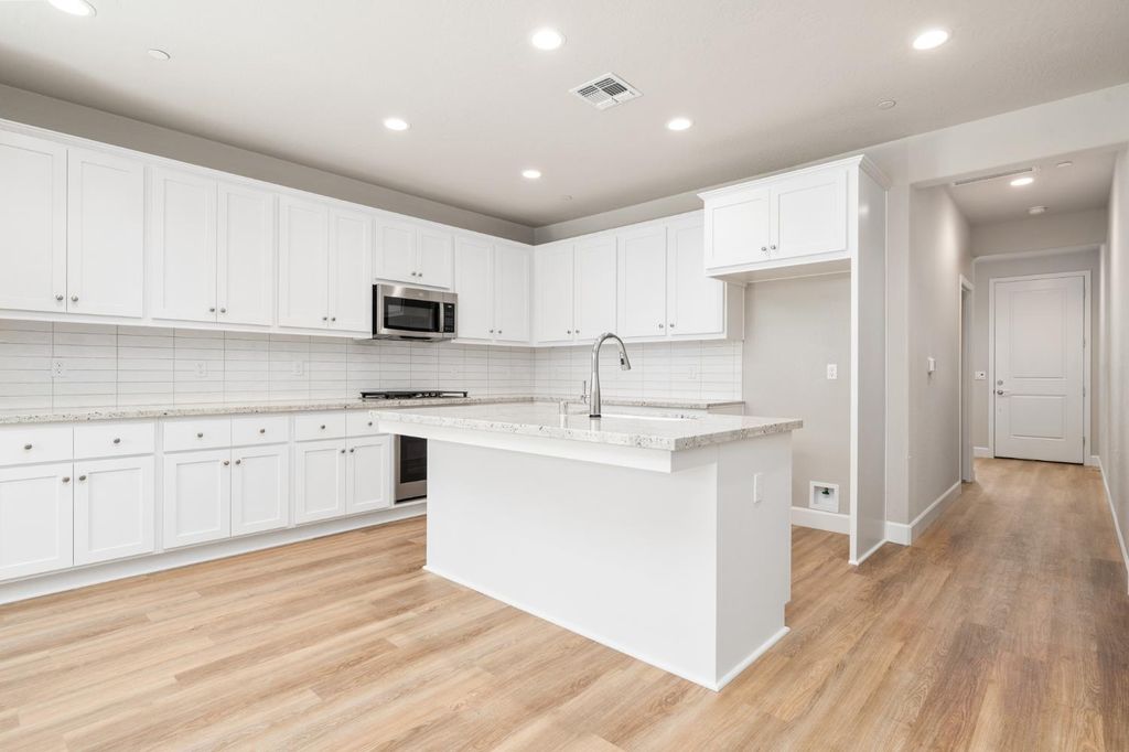 Image 7 of property listing at 958 Ponderosa Way W, Madera, CA 93636