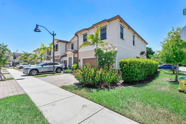 4721 Santa Cruz Way, Davie, FL 33314