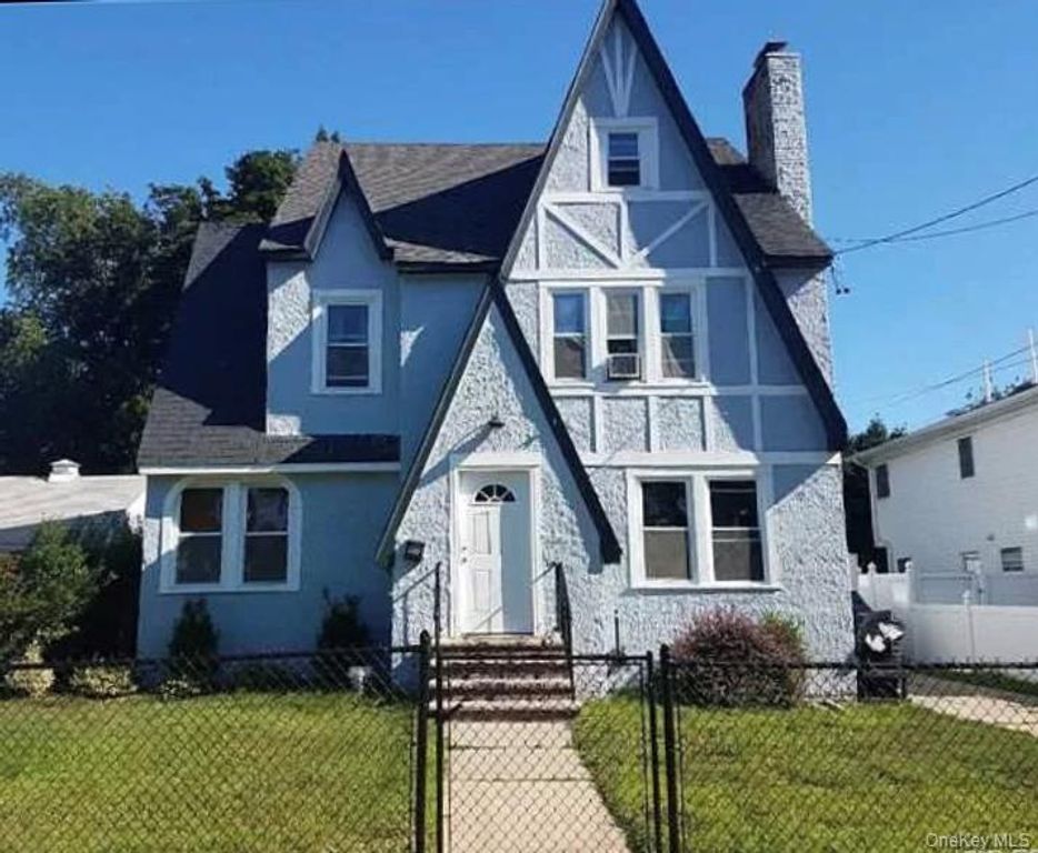 17 Hope Street, Hempstead, NY 11550