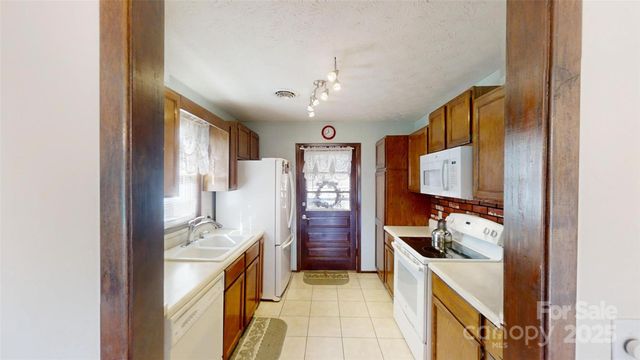 707 Lickskillet Road, Burnsville, NC 28714