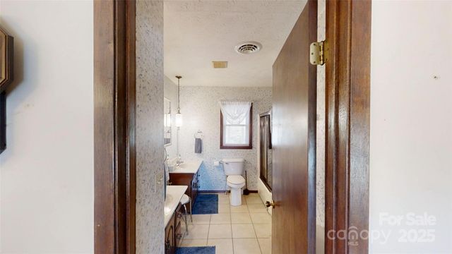 707 Lickskillet Road, Burnsville, NC 28714