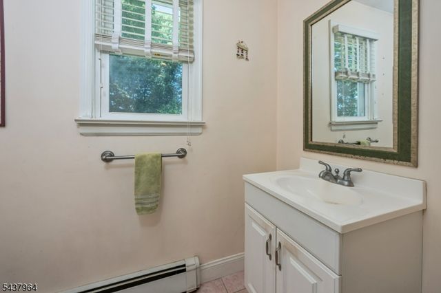 12 Waibel Dr, Allendale Boro, NJ 07401