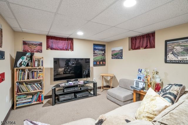 12 Waibel Dr, Allendale Boro, NJ 07401