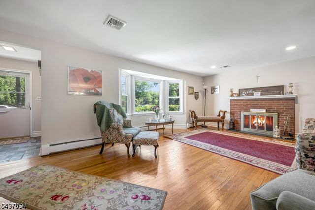 12 Waibel Dr, Allendale Boro, NJ 07401