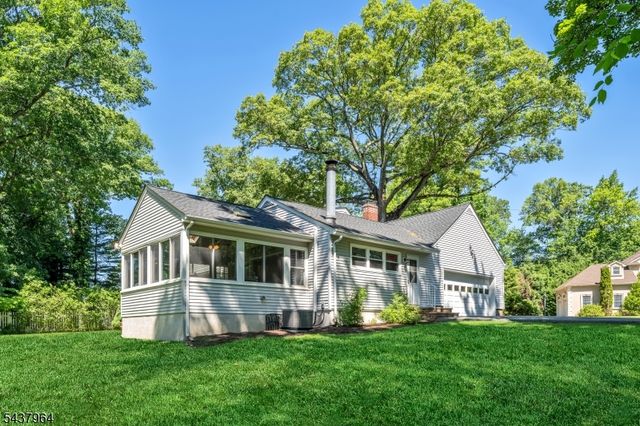 12 Waibel Dr, Allendale Boro, NJ 07401