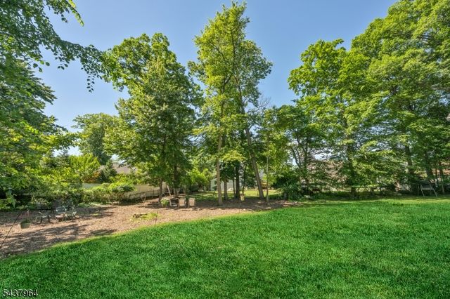 12 Waibel Dr, Allendale Boro, NJ 07401