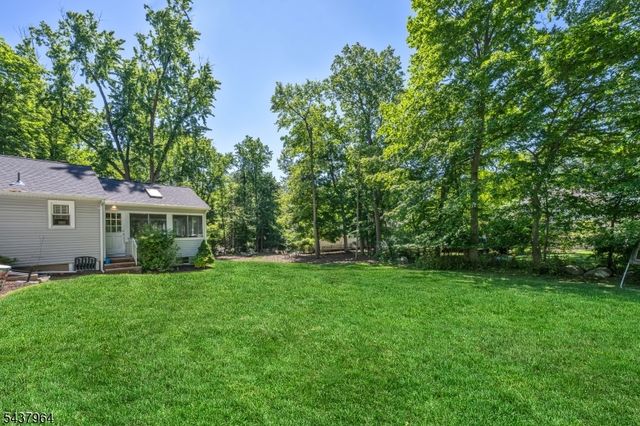 12 Waibel Dr, Allendale Boro, NJ 07401