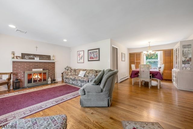 12 Waibel Dr, Allendale Boro, NJ 07401