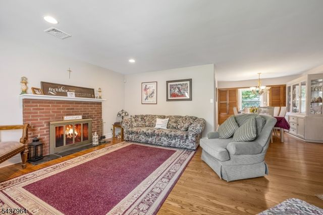 12 Waibel Dr, Allendale Boro, NJ 07401