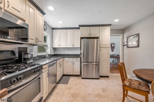 12 Waibel Dr, Allendale Boro, NJ 07401