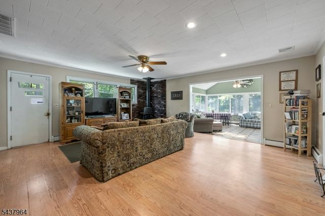 12 Waibel Dr, Allendale Boro, NJ 07401