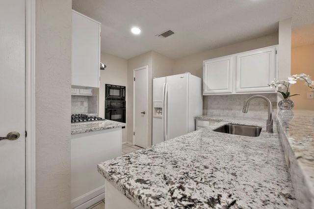 2011 Creek Valley Lane, Sugar Land, TX 77478