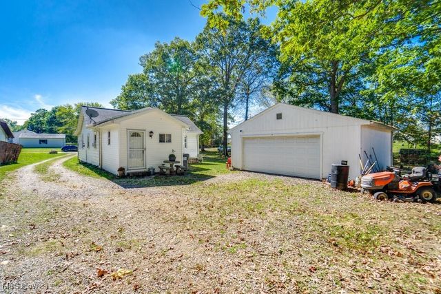 16726 Oakwood Drive, Lake Milton, OH 44429