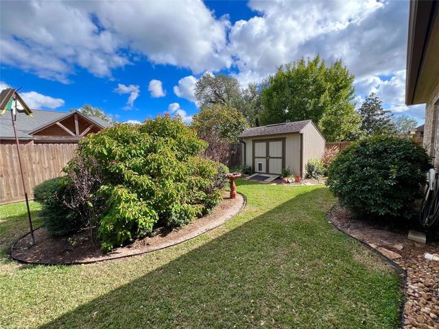 102 Pintail Drive, Clute, TX 77531