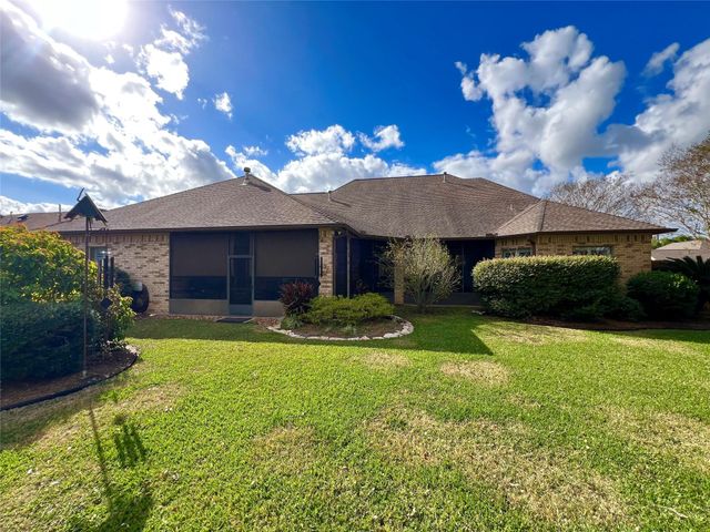 102 Pintail Drive, Clute, TX 77531