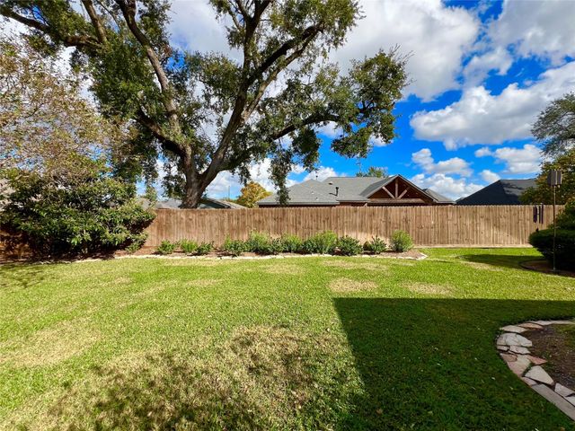 102 Pintail Drive, Clute, TX 77531