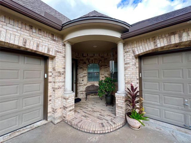 102 Pintail Drive, Clute, TX 77531