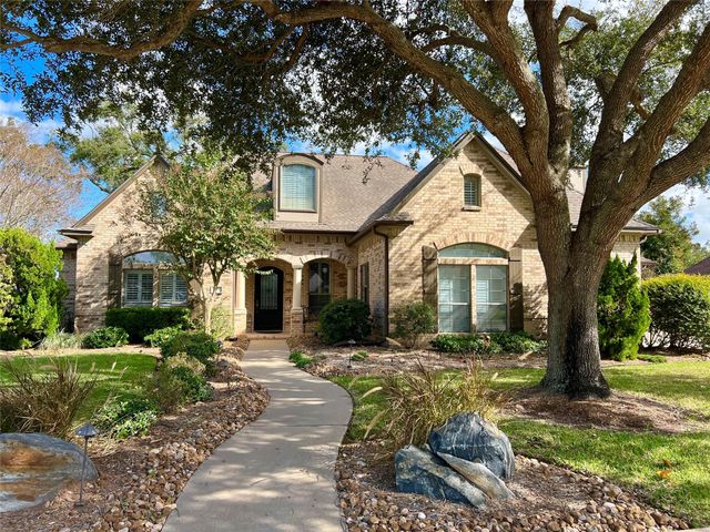 102 Pintail Drive, Clute, TX 77531