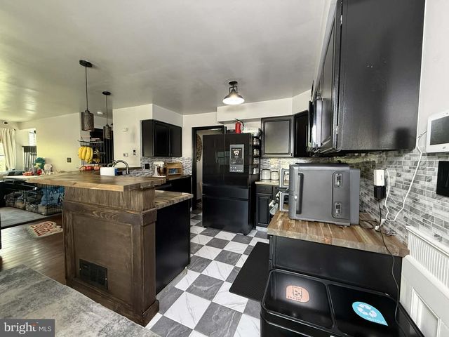56 BREARLY DR, Sicklerville, NJ 08081