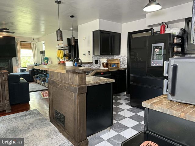 56 BREARLY DR, Sicklerville, NJ 08081
