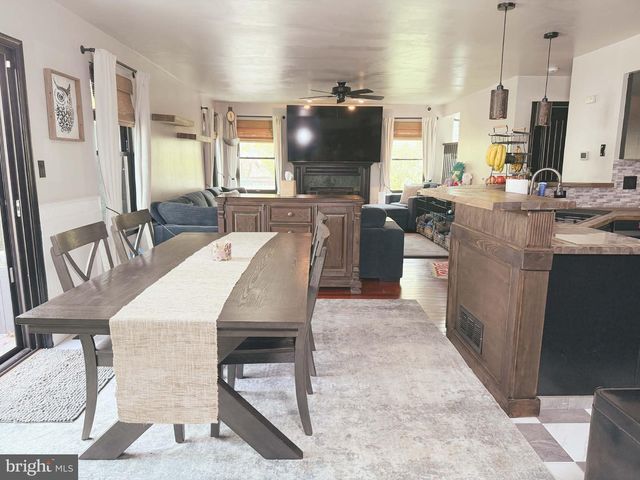 56 BREARLY DR, Sicklerville, NJ 08081
