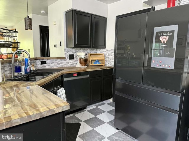 56 BREARLY DR, Sicklerville, NJ 08081