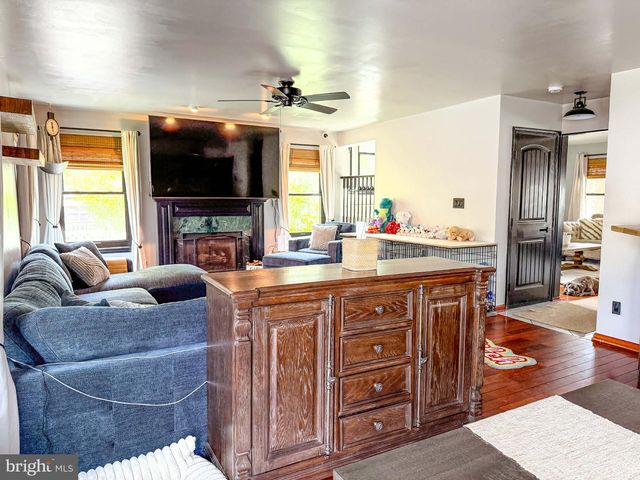 56 BREARLY DR, Sicklerville, NJ 08081