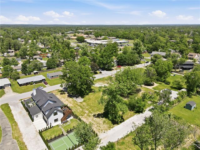 827 NW 8th Street, Bentonville, AR 72712