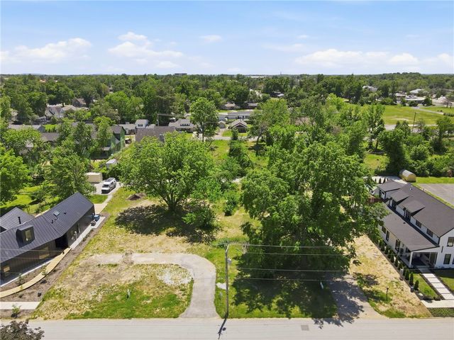 827 NW 8th Street, Bentonville, AR 72712