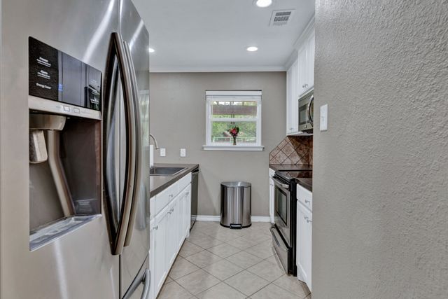 732 Hillside Drive, Burleson, TX 76028