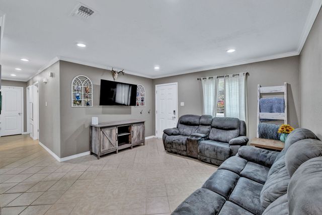 732 Hillside Drive, Burleson, TX 76028