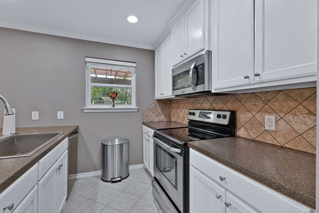 732 Hillside Drive, Burleson, TX 76028