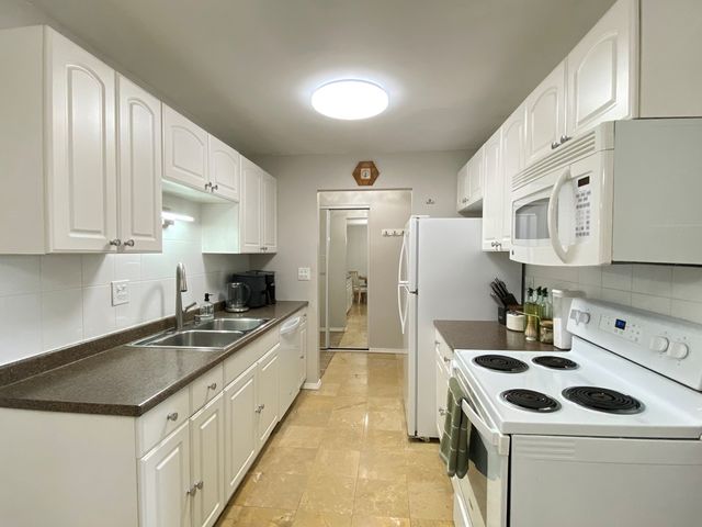 860 E Old Willow Road 221, Prospect Heights, IL 60070