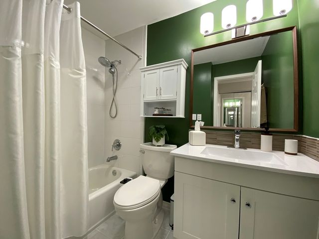 860 E Old Willow Road 221, Prospect Heights, IL 60070