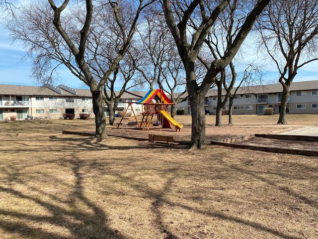 860 E Old Willow Road 221, Prospect Heights, IL 60070