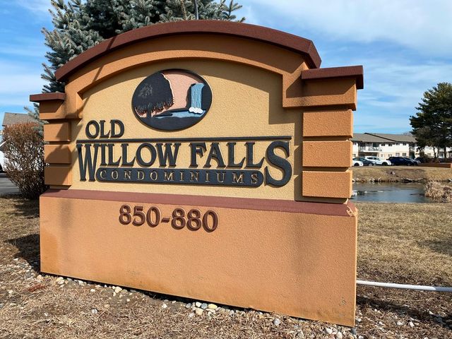 860 E Old Willow Road 221, Prospect Heights, IL 60070